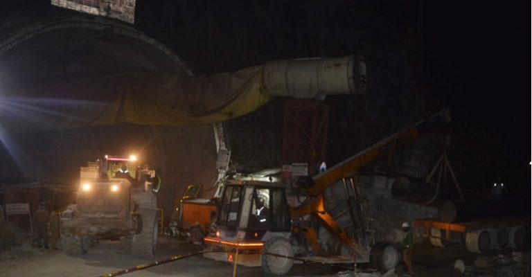 Видео-Во-урнатиот-тунел-во-Индија-останаа-40-работници-спасувачите.jpg