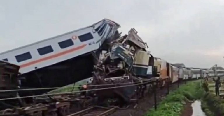 Видео-Возови-се-судрија-во-Индонезија-тројца-загинати-28-повредени.jpg