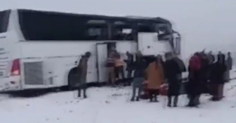 Видео-Два-автобуси-и-камион-се-судрија-во-Турција-има.jpg