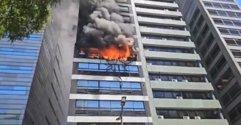 Видео-Драматични-снимки-од-Аргентина-Пожарникари-и-спасувачи-се-обидуваат.jpg