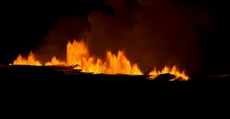 Видео-Драматични-снимки-од-голема-вулканска-ерупција-на-Исланд-eвакуирани.jpg