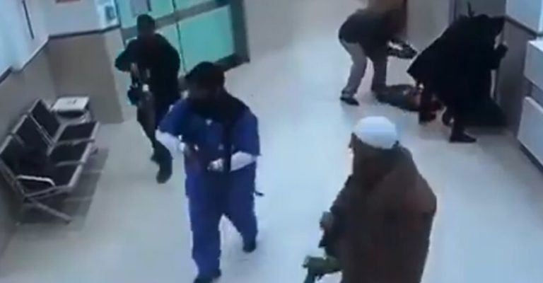 Видео-Израелци-со-пушки-упаднаа-во-болница-облечени-како-лекари.jpg