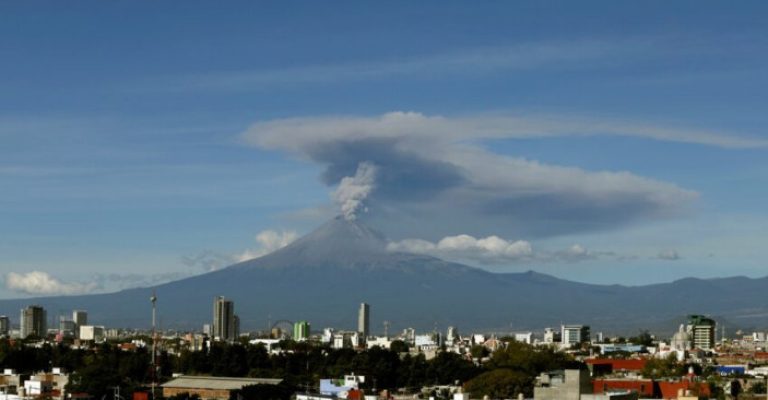 Видео-Најопасниот-вулкан-во-Мексико-исфрли-облак-од-пепел-и.jpg