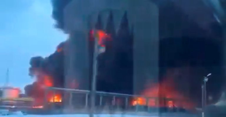 Видео-Погодено-складиште-за-нафта-во-Русија-избувна-голем-пожар.jpg