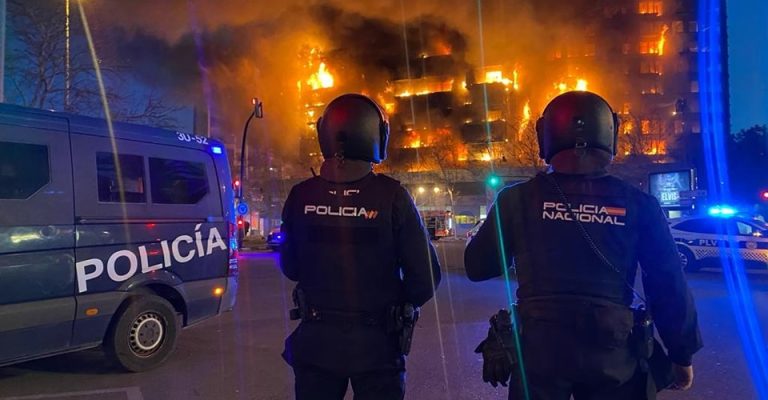 Видео-Пожарникарите-спасија-две-лица-од-запалена-зграда-во-Валенсија.jpg