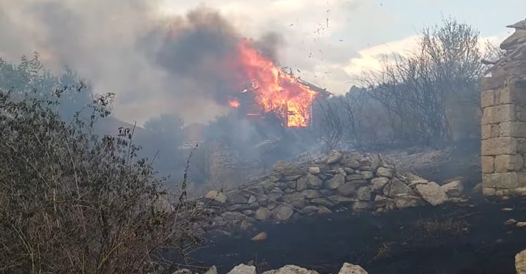 Видео-Пожарот-стигна-до-првите-куќи-во-Бељаковце-изгоре-дрвена.jpg