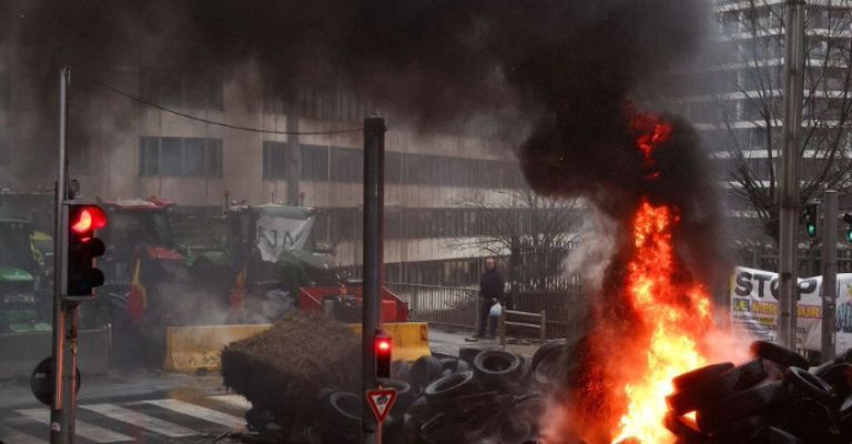 Видео-Хаос-во-Брисел-Земјоделците-палат-гуми-пробиена-полициската-блокада.jpg