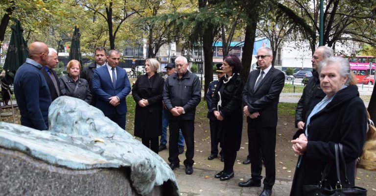 Владина-делегација-оддаде-почит-во-чест-на-загинатите-припадници-на.jpg