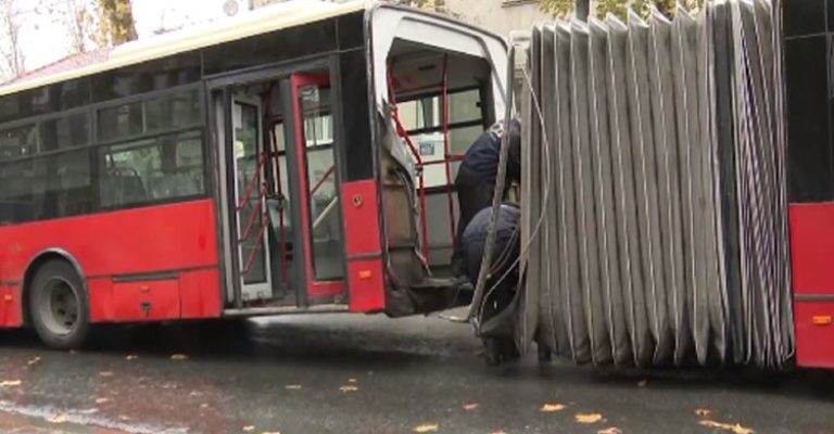 Во-Белград-градски-автобус-се-преполови-буквално-па-половина.jpg