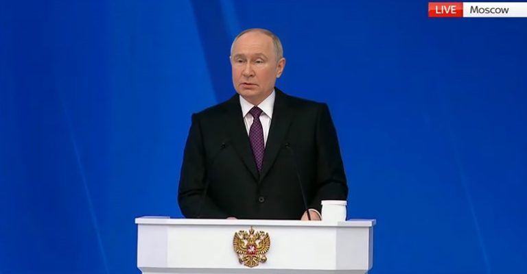 Во-живо-Започна-говорот-на-Путин-надворешни-екрани-поставени-низ.jpg