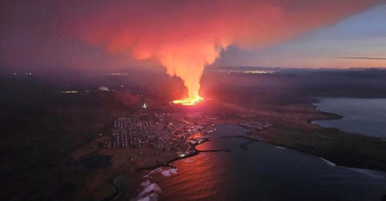 Во-живо-Лавата-на-Исланд-гори-сѐ-пред-себе-по.jpg