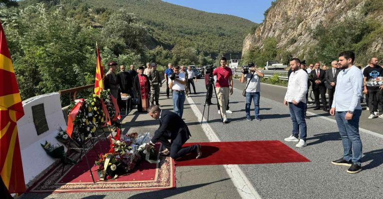 Делегации-на-СДСМ-оддадоа-почит-на-македонските-бранители-кои-загинаа-кај-Карпалак-7.jpeg