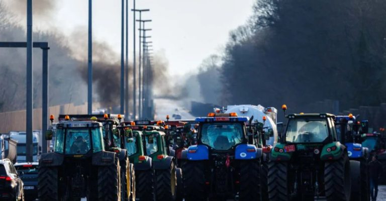 Земјоделците-продолжија-да-блокираат-неколку-гранични-премини-во-Белгија-и.jpg