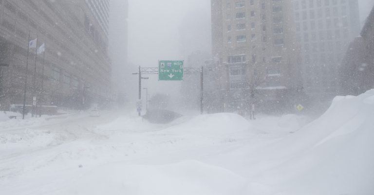 Зимска-бура-му-се-заканува-на-Њујорк-училиштата-преминуваат-на.jpg