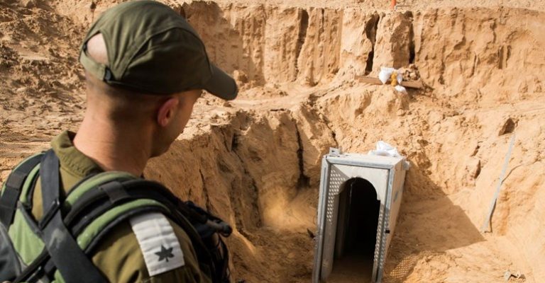 Израелците-ги-истражуваат-тунелите-на-Хамас-се-чини-дека-тие.jpg