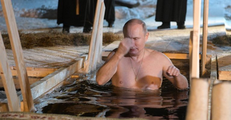 Кремљ-Путин-се-капеше-во-ледена-вода.jpg