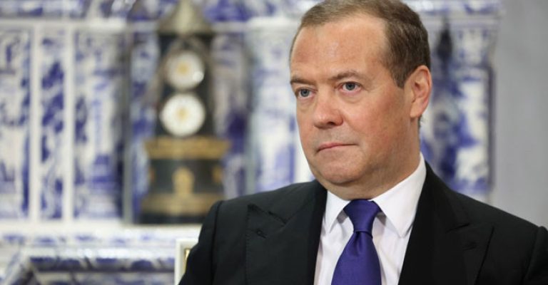 Медведев-Доаѓа-крајот-доаѓа-време-Америка-да-го-остави-режимот.jpg