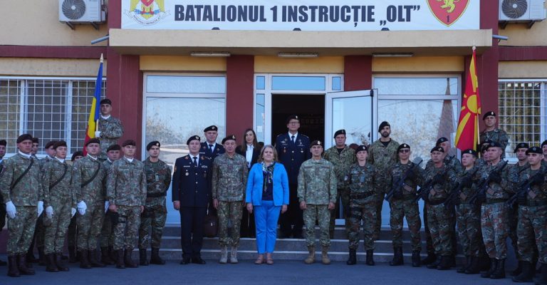Министерката-Петровска-во-посета-на-македонските-војници-во-Романија-високи.jpeg