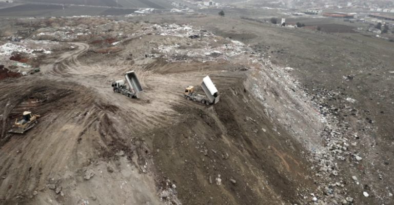 На-депонијата-Визбегово-фатени-камиони-како-истураат-токсичен-смет-и.jpg