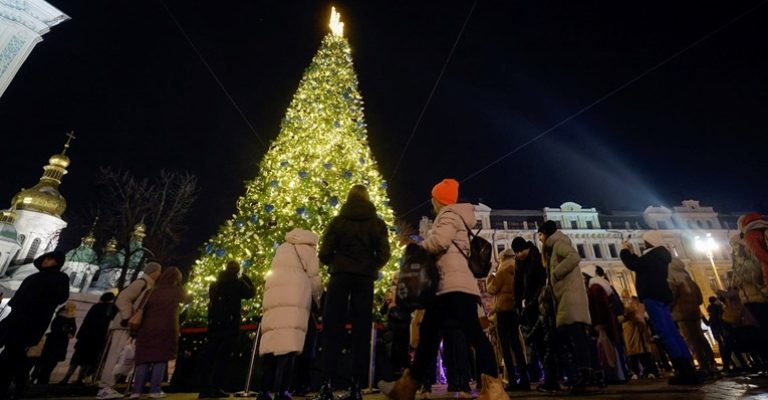 На-плоштад-во-Киев-светна-новогодишната-елка-Божиќ-ќе-се.jpg