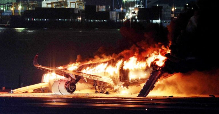 Објавена-снимка-од-внатрешноста-на-запалениот-авион-во-Токио-се.jpg
