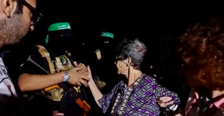 Ослободената-израелска-заложничка-се-ракуваше-со-човек-од-Хамас-и.jpg