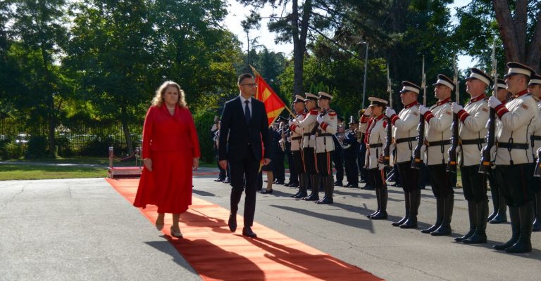 Петровска-и-словенечкиот-министер-за-одбрана-Шарец-го-потпишаа-новиот.jpg