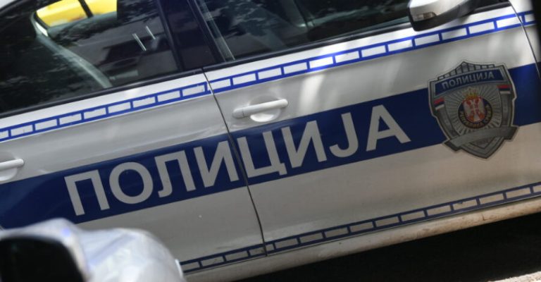 Пијан-човек-во-Србија-искршил-сообраќајни-знаци-и-удрил-полицаец.jpg