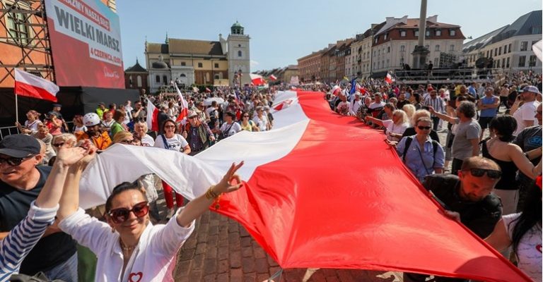 Полјаците-денес-гласаат-на-клучни-парламентарни-избори.jpg