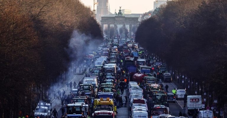 Трактори-и-камиони-ја-блокираа-Германија-протести-низ-земјата-поради.jpg