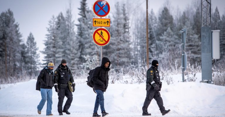 Финска-Илјадници-луѓе-чекаат-на-руската-страна-од-границата-тоа.jpg