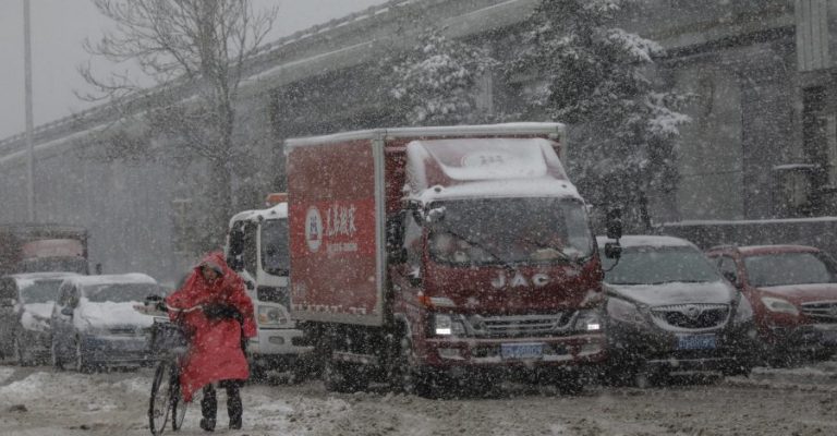 Хаос-во-Пекинг-снегот-го-окова-градот-затворени-се-речиси.jpg