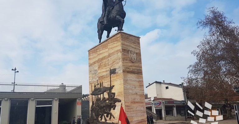 Шестгодишно-дете-денес-се-изгуби-кај-Скендербег-полицијата-го-најде.jpg